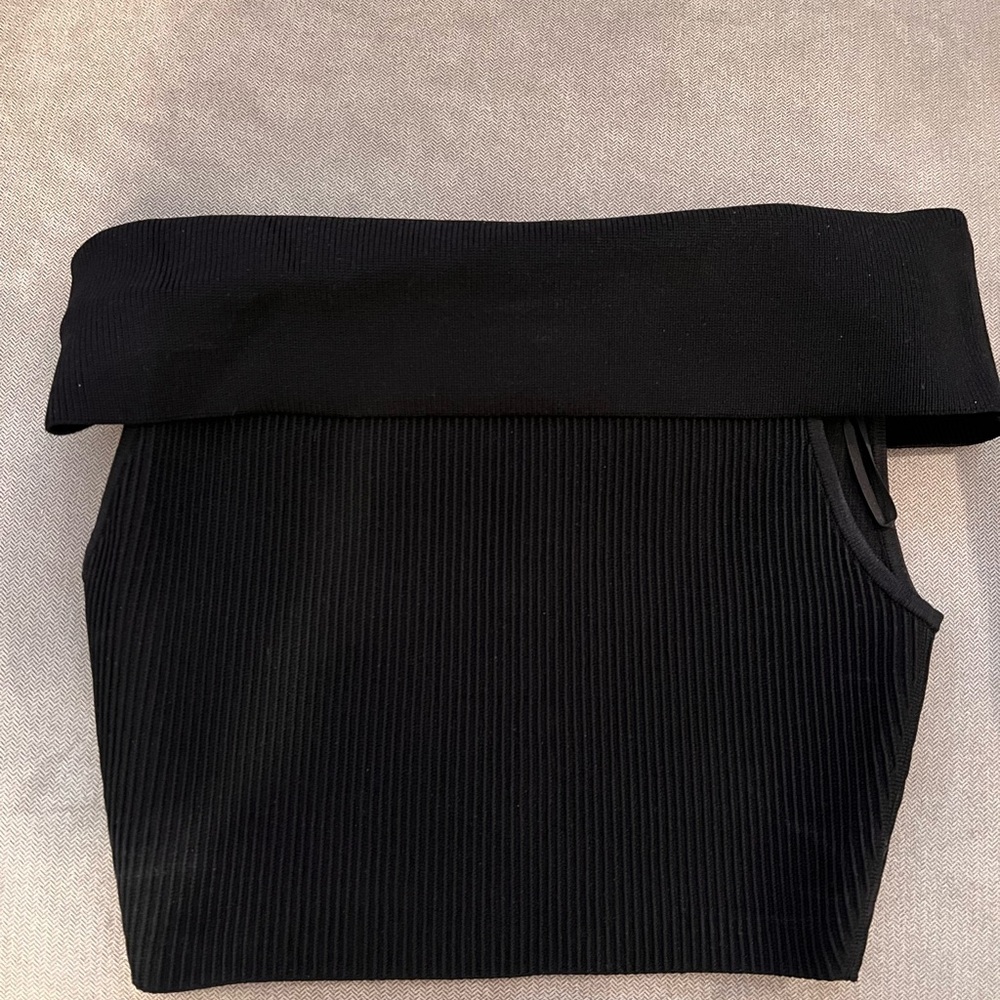 Aritzia Sculpt Knit Off-Shoulder Top
Ribbed off-the-shoulder top #98044 - Picture 2 of 3